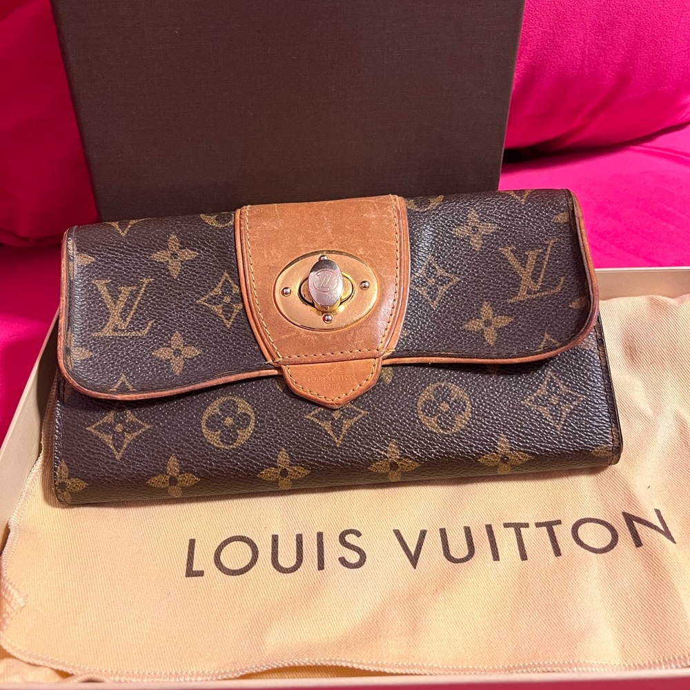 Louis Vuitton monogram Sarah wallet. 💯 authentic.